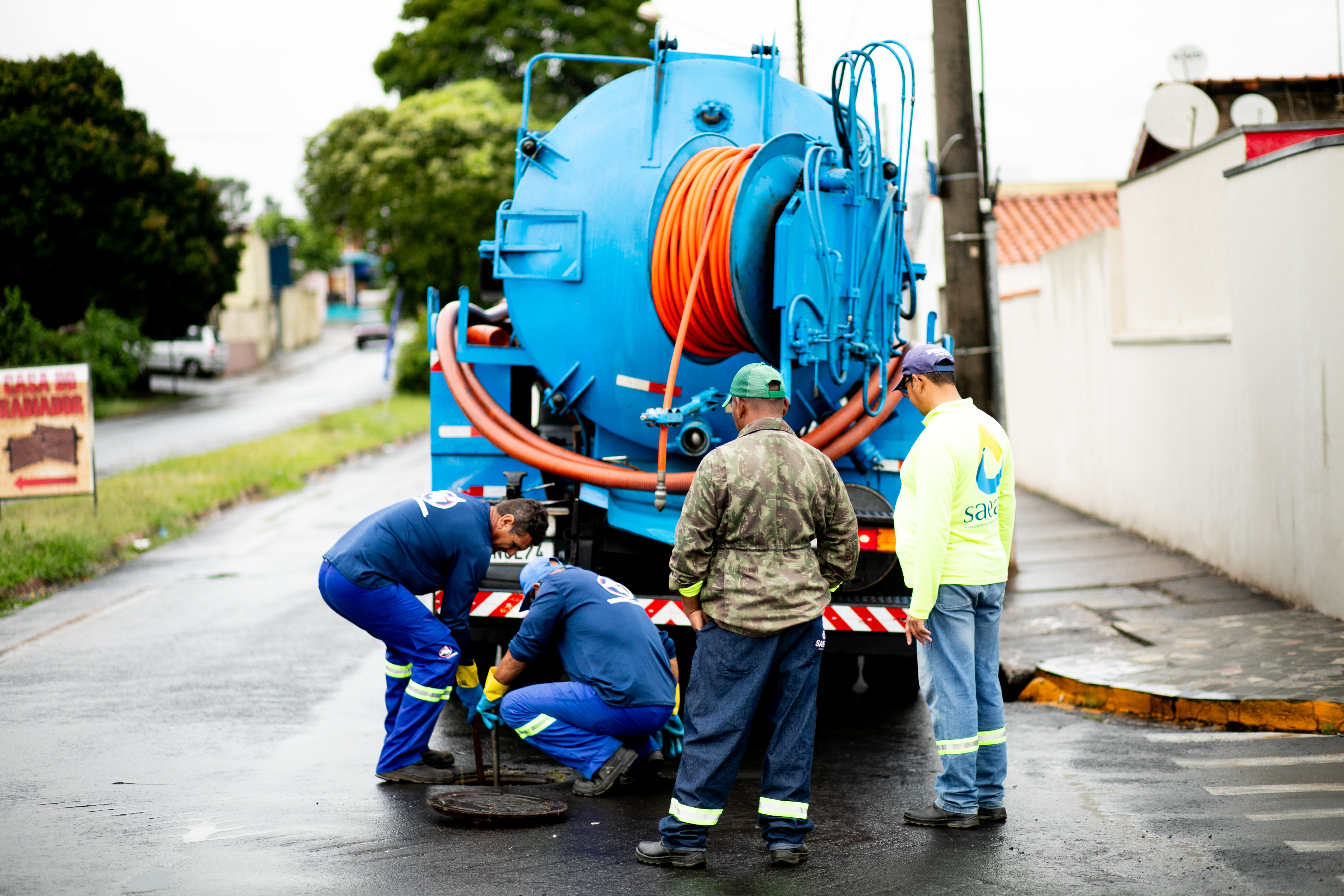 Limpeza preventiva da rede de esgoto na Av. Santos Dumont - SAEAN Ambiental